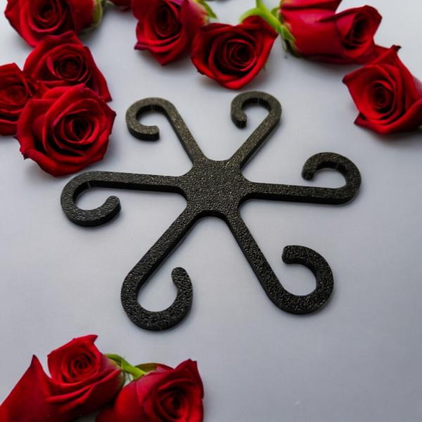 Pflanzenstielhalter mit Rosen